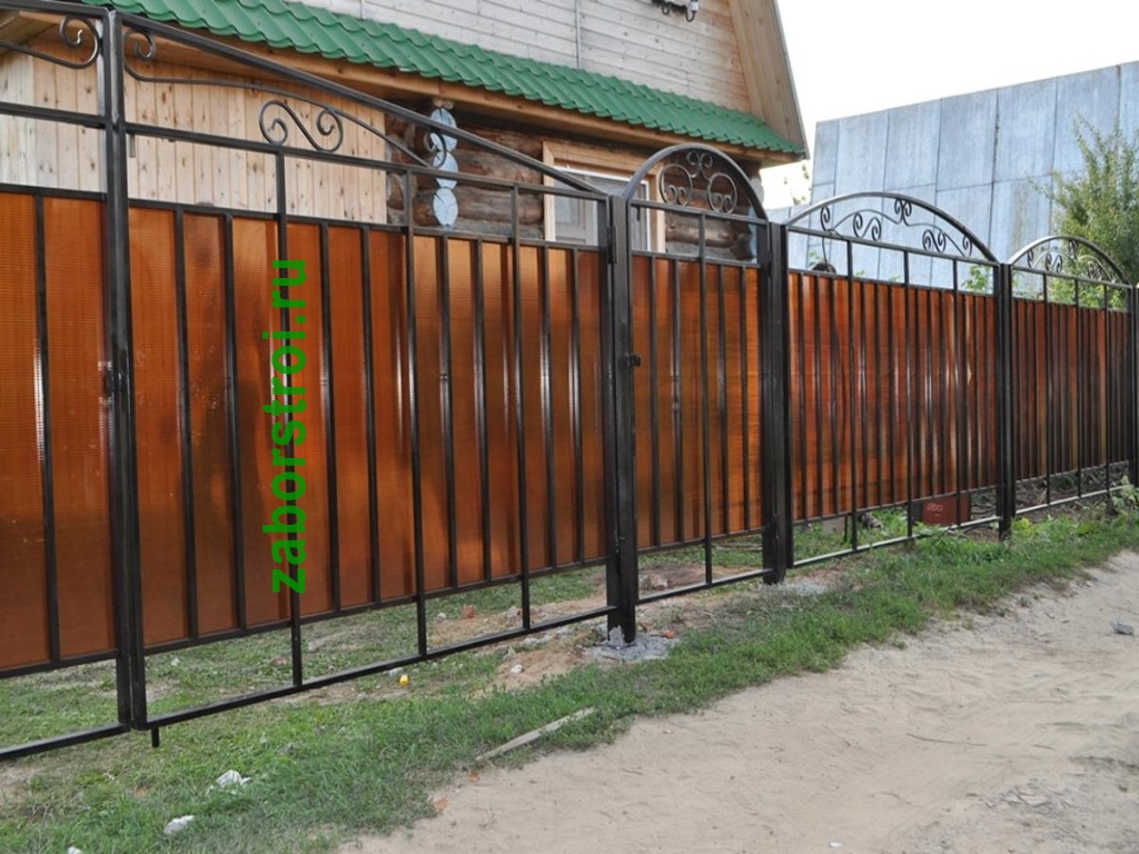 Забор из профлиста и поликарбоната комбинированный фото